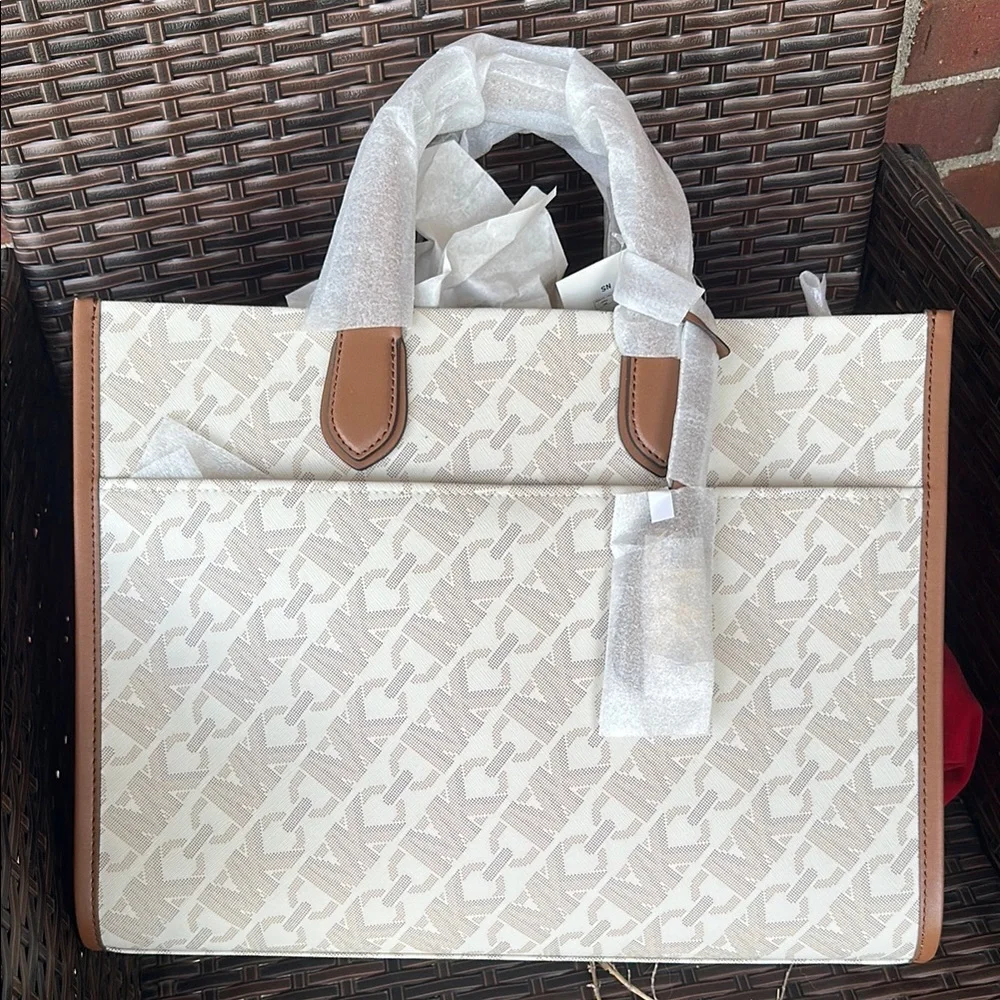 MK Gigi Signature Logo Canvas Tote Bag - Picture 4 of 7